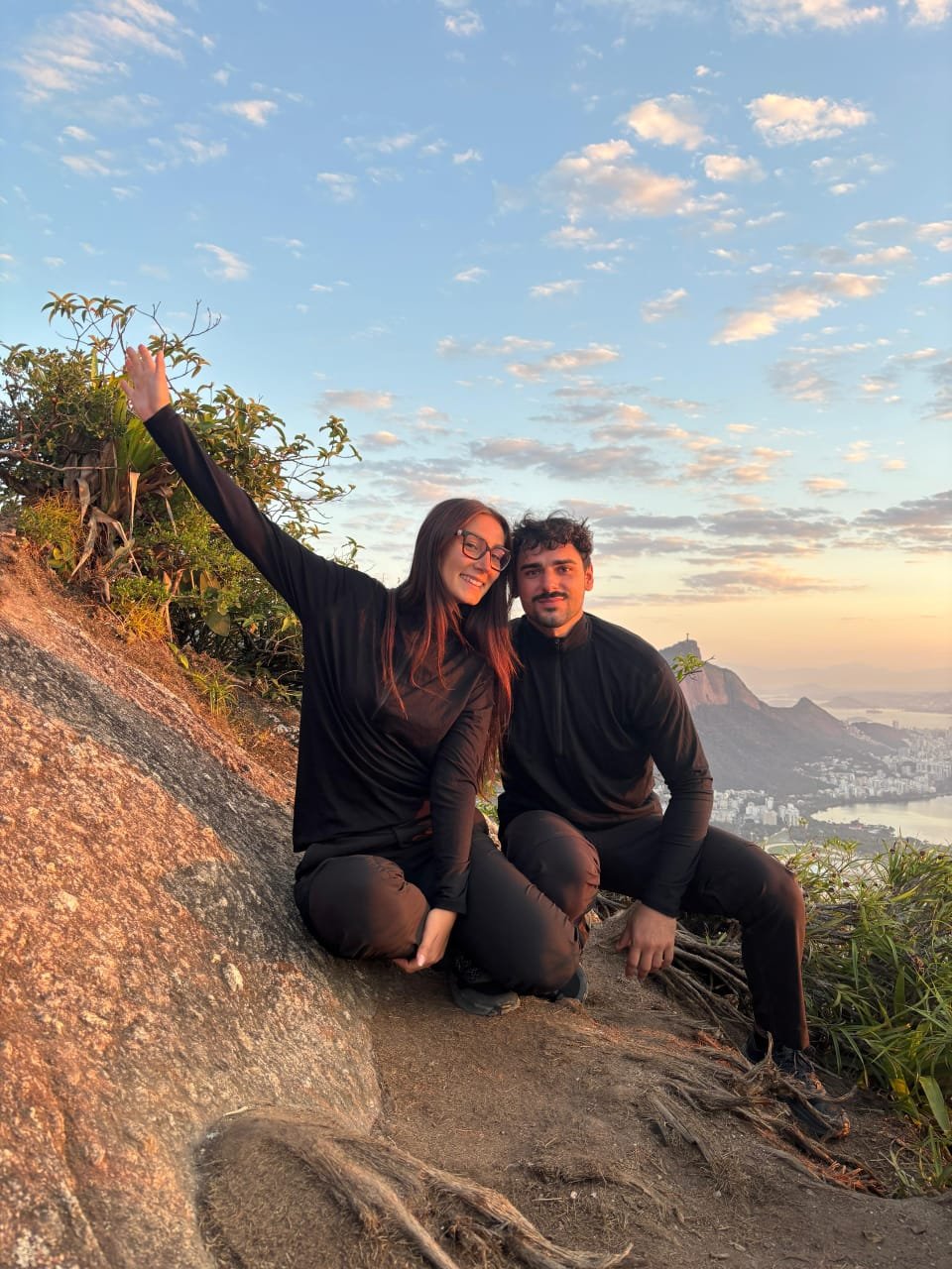 Casal de preto vista